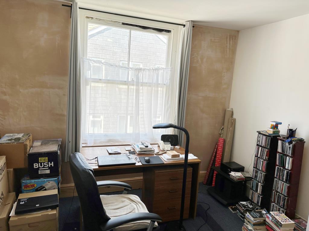 Lot: 166 - ONE-BEDROOM FLAT FOR INVESTMENT - HIGH STREET LOCATION - Living Room